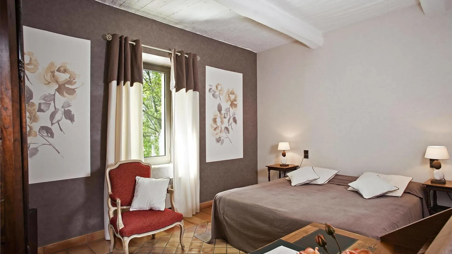 Le Mas de Guilles Lourmarin Hotel